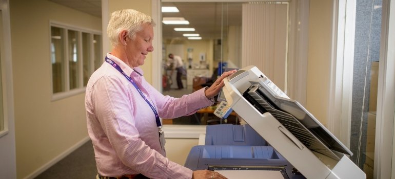 How to Ensure a Tech-Safe Move for Your Cincinnati Office 2 Person learning how to ensure a tech-safe move