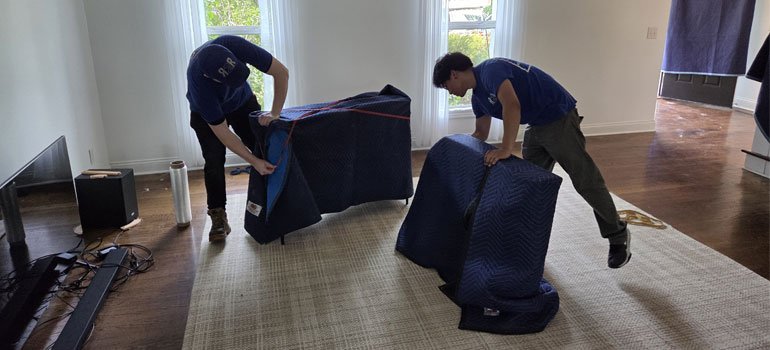 Moving With Pets To Cincinnati: The Ultimate Guide 1 ready 2 roll moving team working