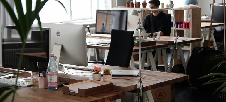 How to Move Your Office Across State Lines Without Interrupting Business 3 Modern workspace setup
