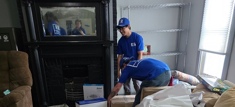 Apartment lease terms in Cincinnati: What to Know? 1 Movers packing boxes during a local relocation under apartment lease terms in Cincinnati.