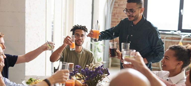 How greater Cincinnati celebrates Thanksgiving: Traditions, events, and local favorites 3 neighbors celebrating Thanksgiving weekend in Cincinnati