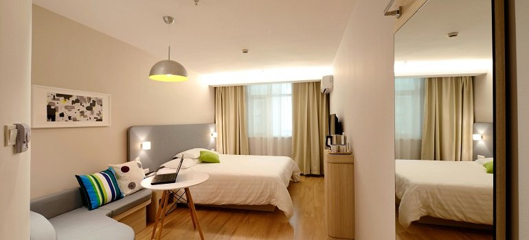 Apartment lease terms in Cincinnati: What to Know? 3 Modern furnished apartment unit under new apartment lease terms in Cincinnati.