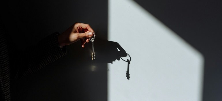 Apartment lease terms in Cincinnati: What to Know? 2 person holding house keys