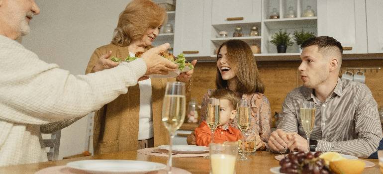 How greater Cincinnati celebrates Thanksgiving: Traditions, events, and local favorites 1 Family gathering showing how greater Cincinnati celebrates Thanksgiving