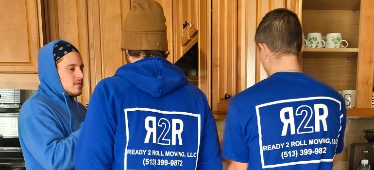 The ultimate guide to moving to Indian Hill OH in 2026 1 Moving team planning kitchen packing and loading items for moving to Indian Hill OH in 2026