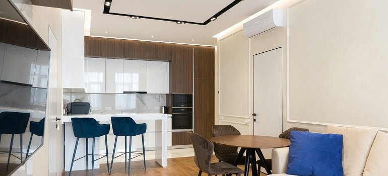 How to move modular furniture? 1 Modern open-plan kitchen and living room interior