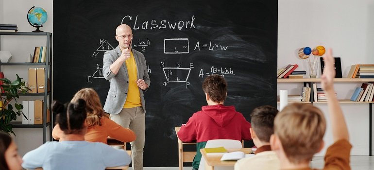 A comprehensive guide for families moving to Hamilton OH 2 a classroom full of kids of the damilies moving to Hamilton OH