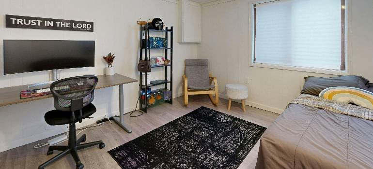 Do you love your clutter? 3 Minimalist bedroom workspace with neatly organized desk area