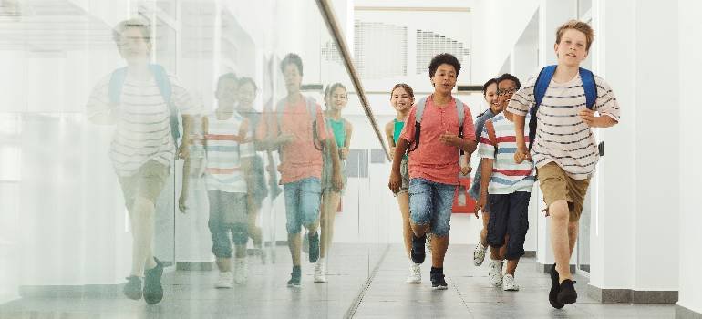 Benefits of living in Cincinnati suburbs 3 School kids running happily, living in Cinncinati subrubs