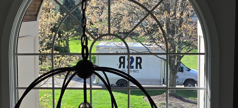 Helpful guide for a successful relocation to West Chester OH 1 Ready2Roll truck outside home ready for relocation to West Chester OH