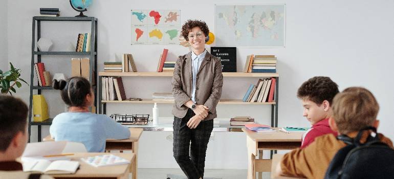 Moving during the school year in Cincinnati: Checklist for parents 2 Teacher supporting moving during the school year in Cincinnati