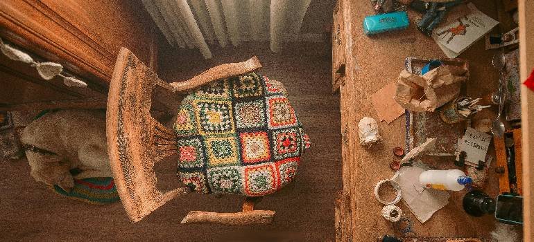 Tips for moving economically from Hamilton to West Chester 4 Decluttering messy workspace before packing and moving